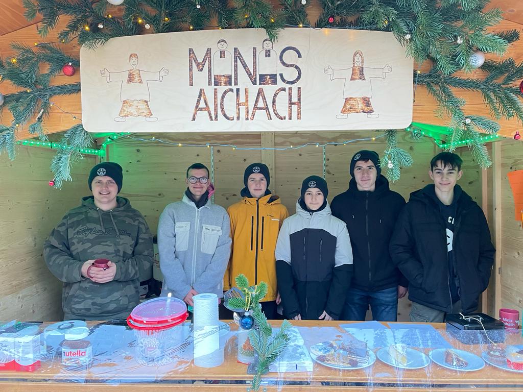 Ministranten auf dem Christkindlmarkt vertreten