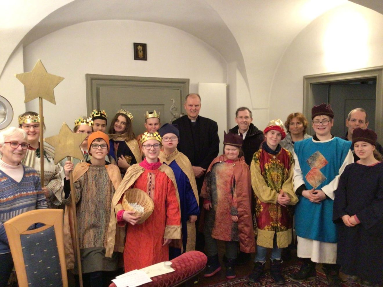 Sternsinger der Elisabethschule bringen Segen ins Bischofshaus und in die Regierung von Schwaben