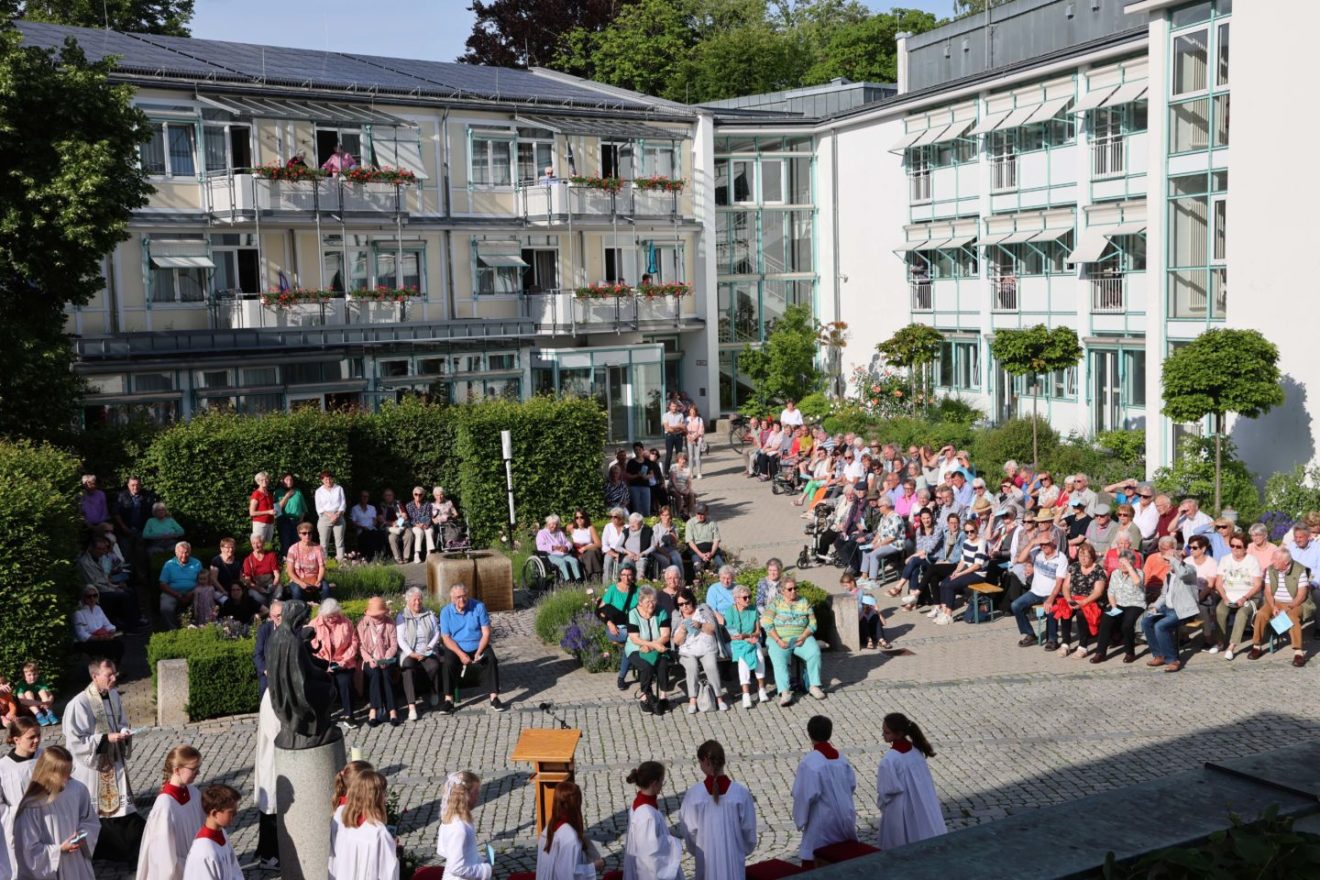 Maiandacht im Spitalinnenhof