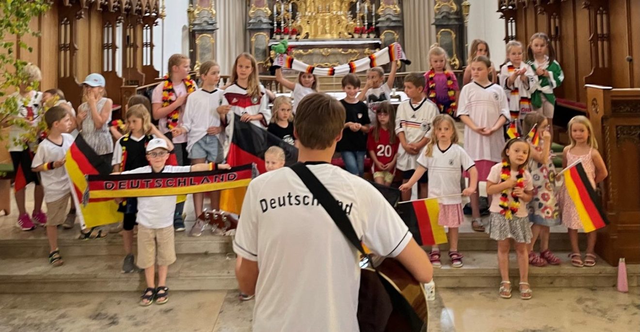Chorino probt für Fußballgottesdienst