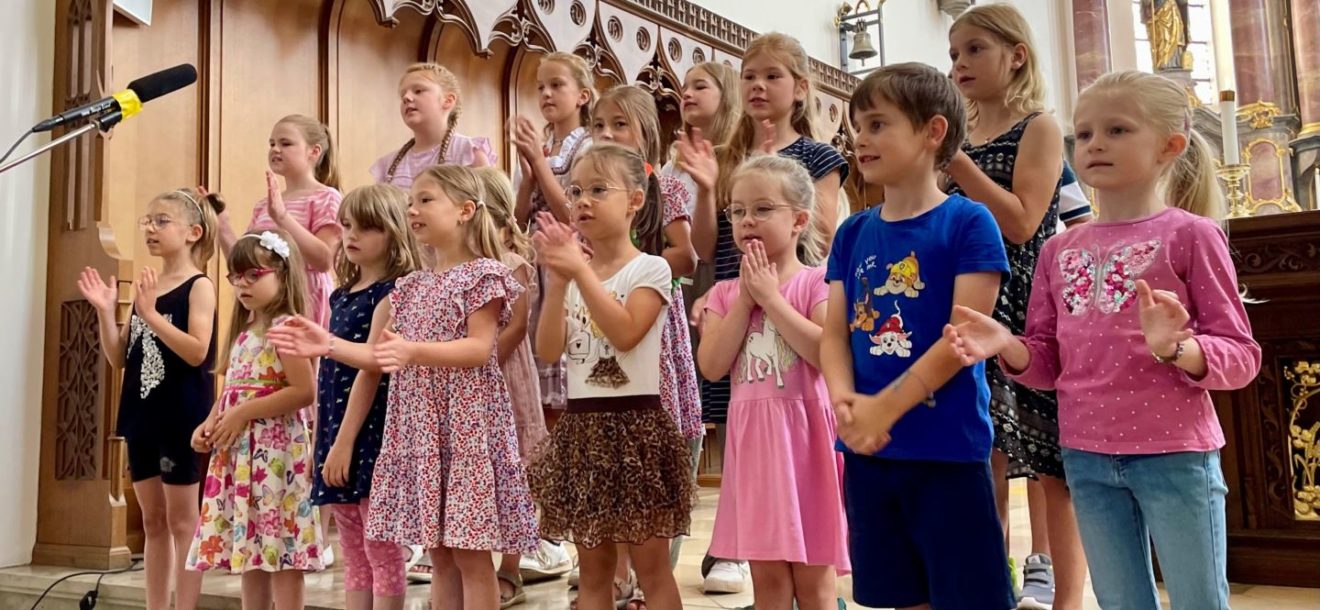 Kinderchor gestaltet Familiengottesdienst